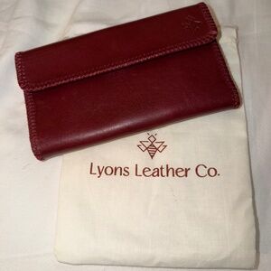 LYONS LEATHER CO. TRAVEL WALLET COGNAC